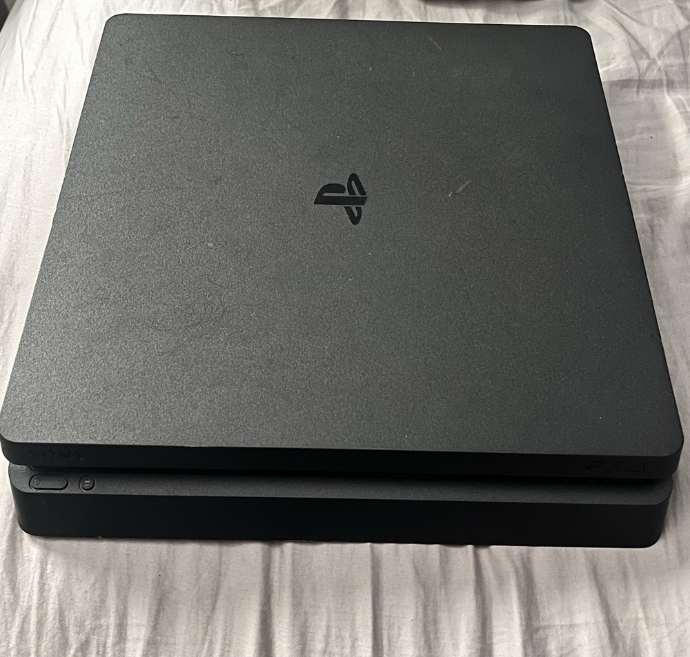 Fully functional working playstation 4 + 2 controllers + 3 games + 1 charger