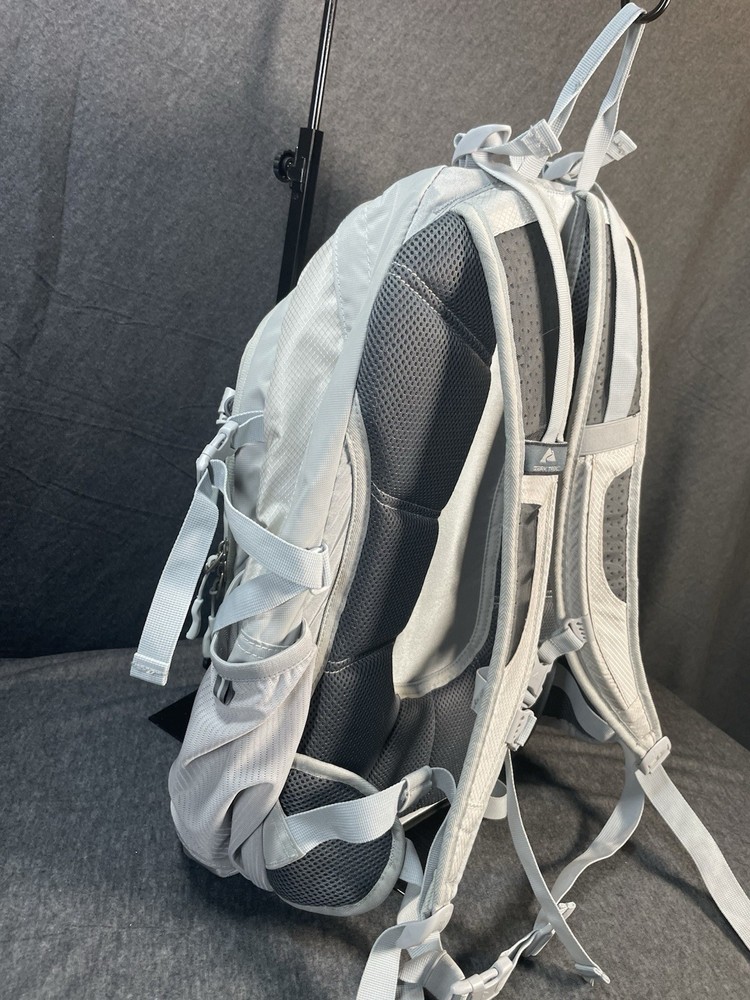 OZARK TRAIL KACHEMAK GREY SILVER 36L DAYPACK / BACKPACK