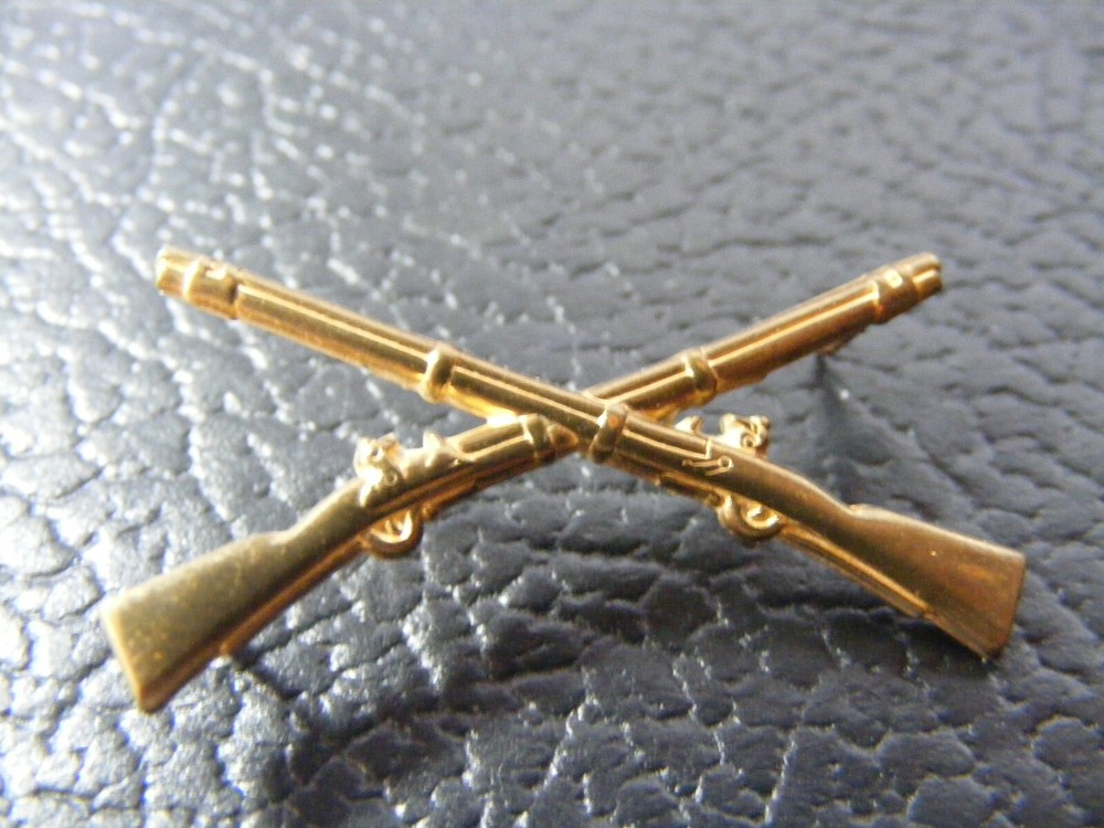 WW2 infantry officers collar pin      e