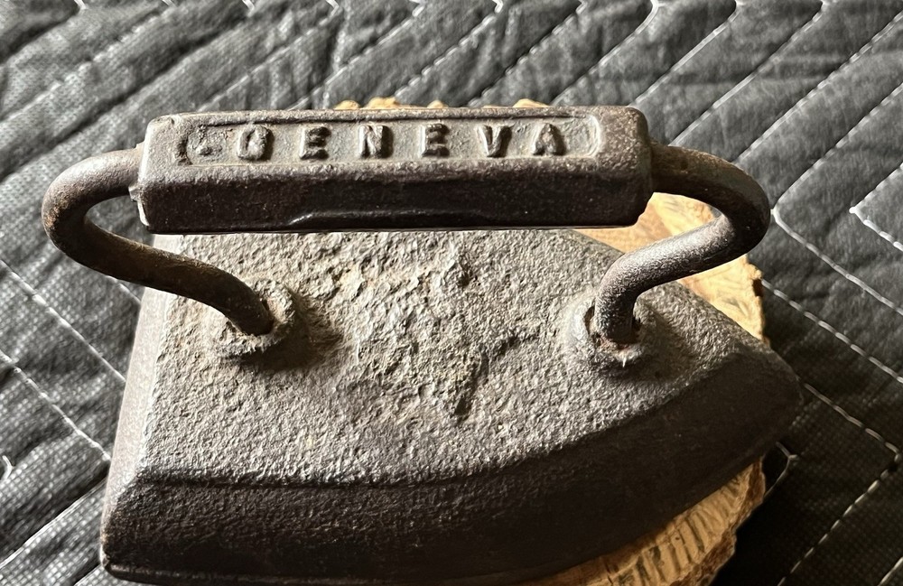 Vintage Geneva Sad Iron Star 8lbs