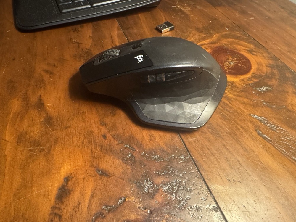 Logitech K800 Wireless Illuminated Keyboard + Logitech MX Master Mouse Combo Set