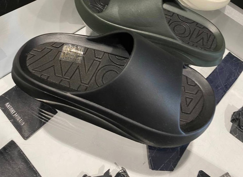 Antonio Morato slides, athletic type