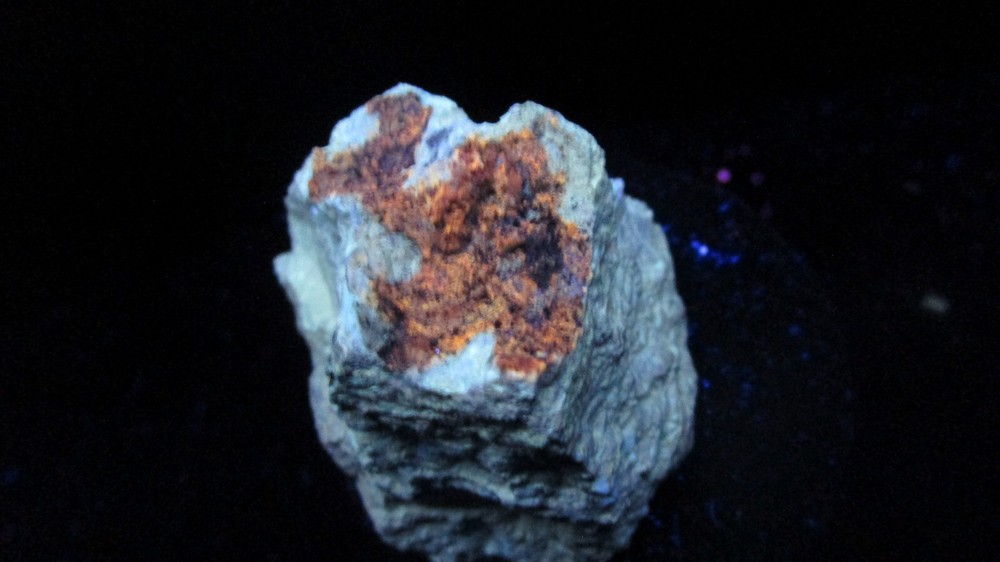 Fluorescent and Long Phosphorescent mineral rock S19