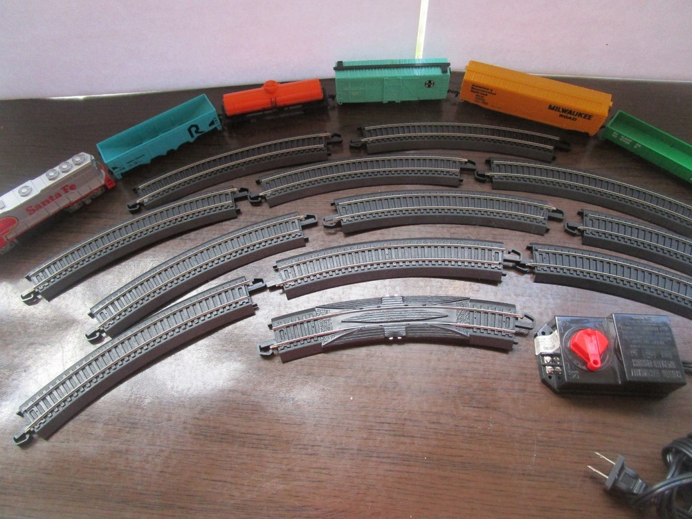 Bachmann E-Z Track System HO Scale Santa Fe Thunderbolt Electric Train Set #6067
