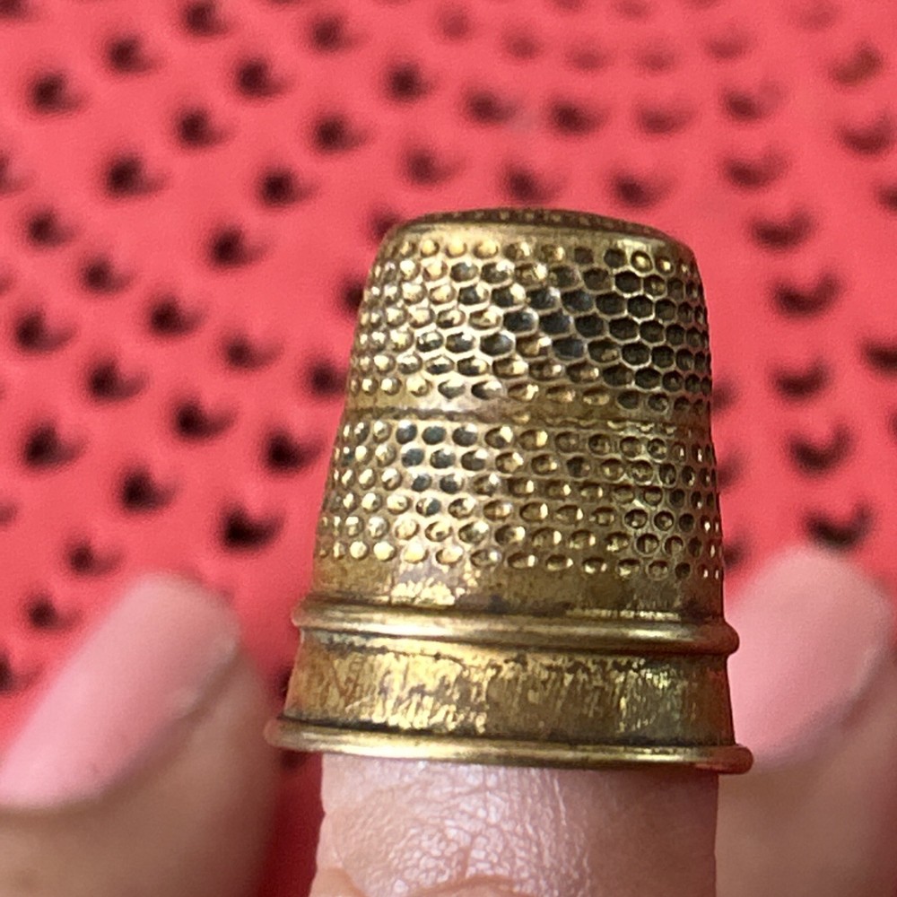 gold tone Thimble vintage