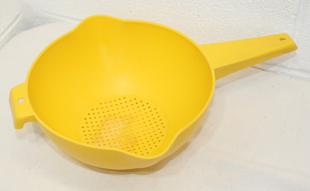 Vintage Tupperware Yellow Colander Strainer 2 quart size #1523 clean - guc!