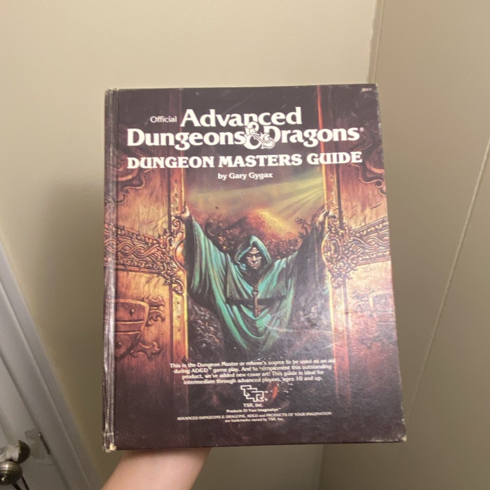 TSR Advanced Dungeons & Dragons Dungeon Masters Guide by Gary Gygax 2011