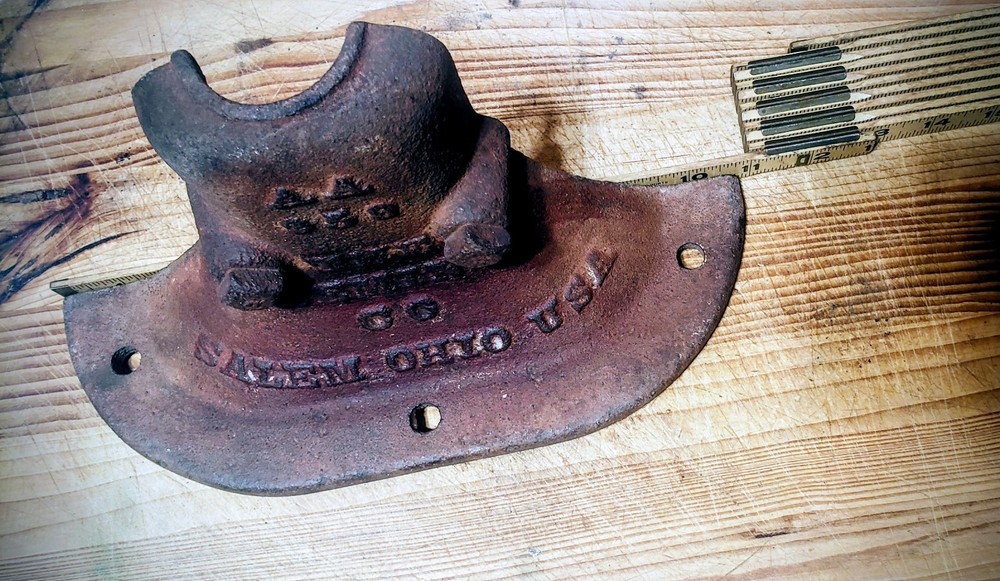vintage beming co. 1 Piece CAST IRON WELL WATER PUMP BASE