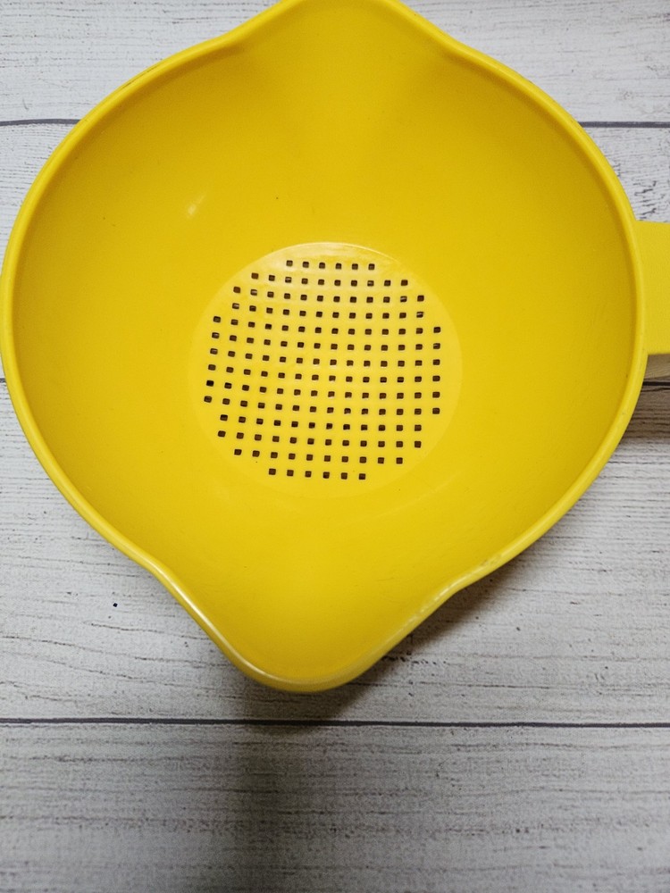 Vtg Tupperware SMALL Strainer #1200 - Yellow w/ Handle - Pre-Owned - 1980s