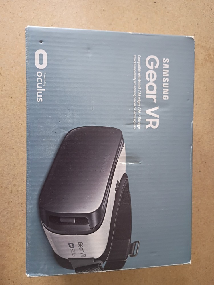 Samsung Gear VR Smartphone VR Headset Black White Plastic Virtual Reality