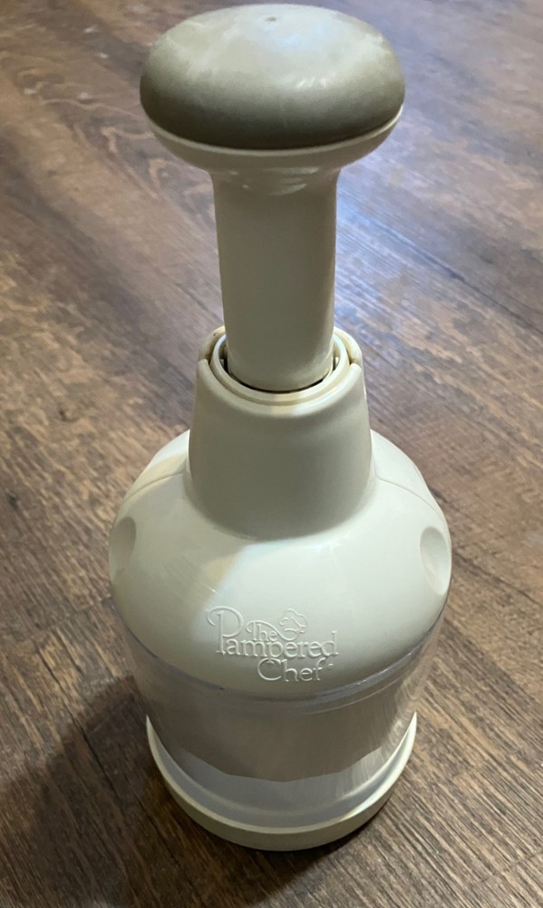 PAMPERED CHEF- MANUAL FOOD CHOPPER