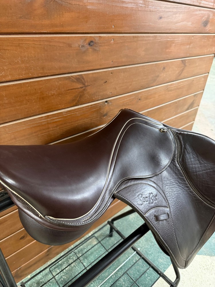 Barely used brown SeaBis jumping saddle medium tree 17” seat