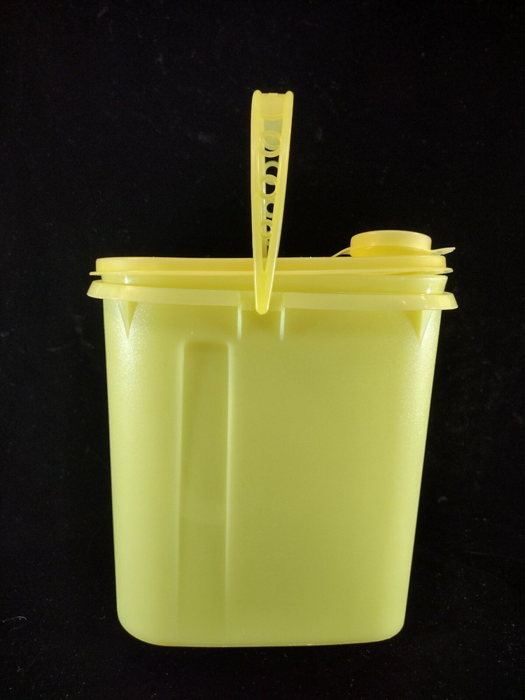 Tupperware 587 2 Qt. Buddy Pitcher w/Handle Yellow