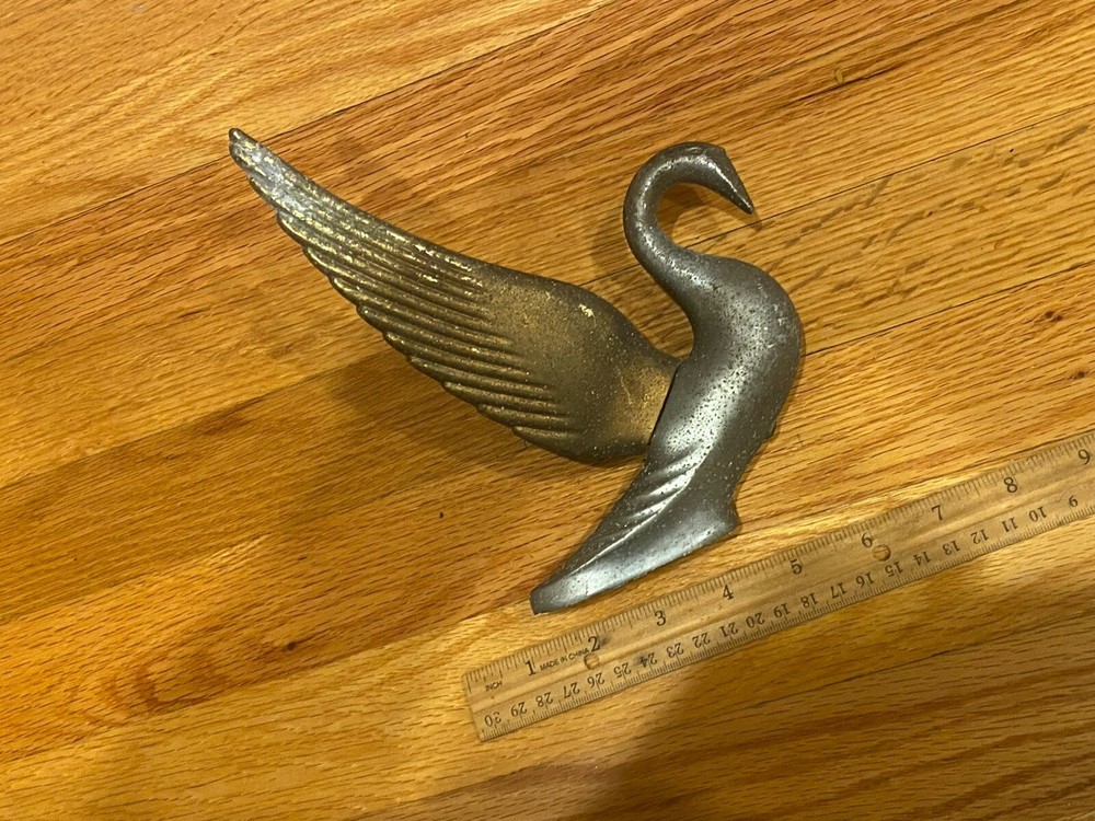 VINTAGE SWAN HOOD ORNAMENT - AGE UNKNOWN