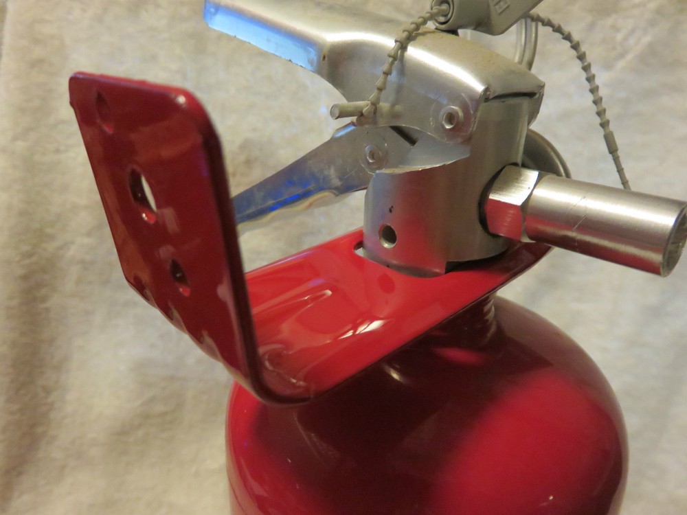 ✅🧯1-UNIVERSAL FORK STYLE WALL MOUNT 5/10 lb. SIZE FIRE EXTINGUISHER BRACKET NEW