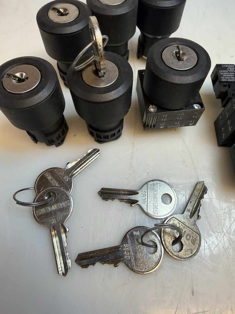 Siemens Sirius Key Switch 7X With 6 Keys