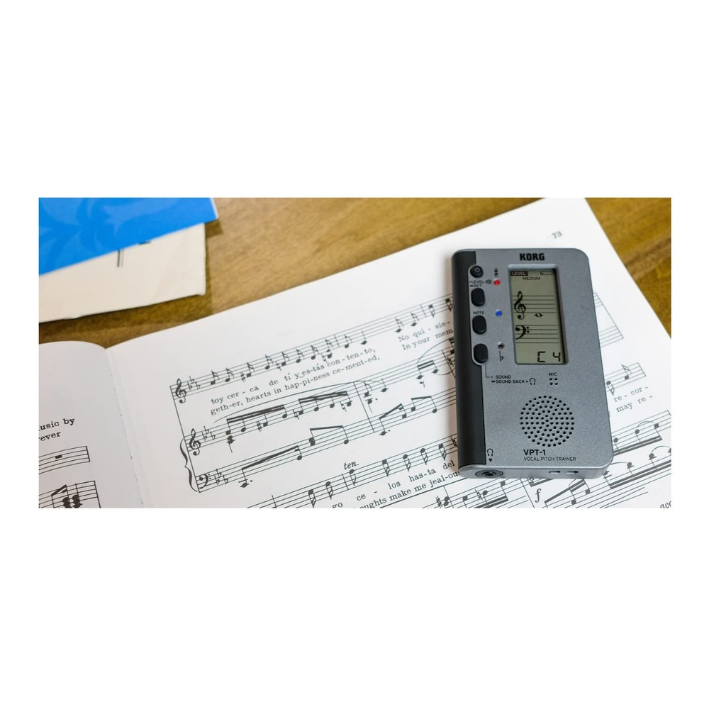 Vocal Pitch Trainer with FiveLine Staff Display and Sound Feedback Function