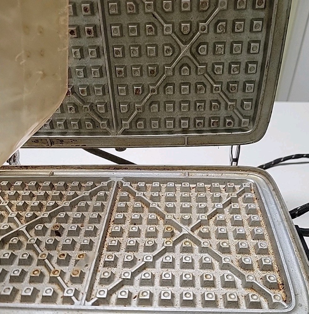 Vintage Universal Chrome Waffle Maker MCM 3705 Adjustable Dial Powers On