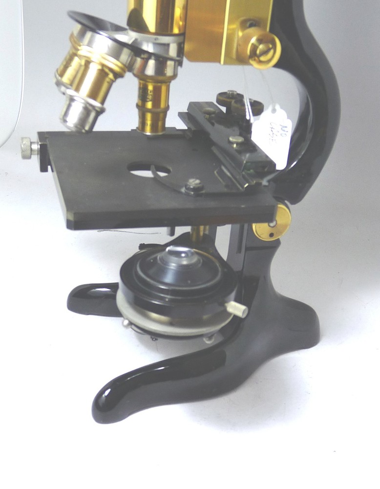 E.. LEITZ MICROSCOPE WITH CASE & LENSES 2-881