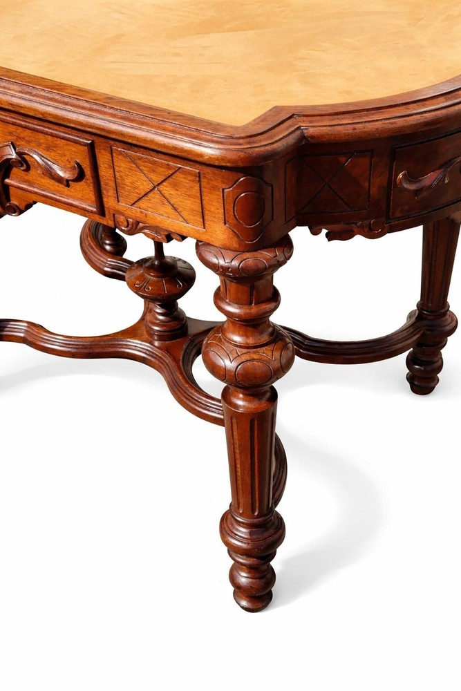 19h century American Victorian Walnut Table