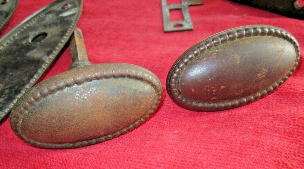 SET ANTIQUE VINTAGE BEADED OVAL DOOR KNOBS, DOOR MORTIS, STRIKE & BACKPLATES