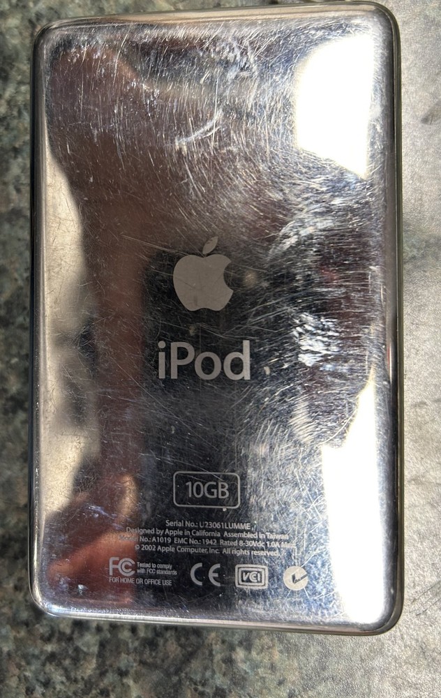 Apple iPod A1019 Music System Works Includes Firewire Charger