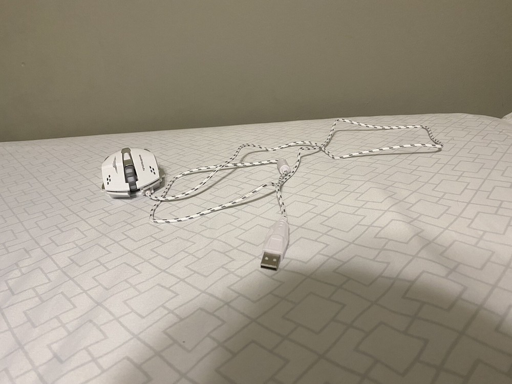 Limited edition white gaming weapon mouse￼