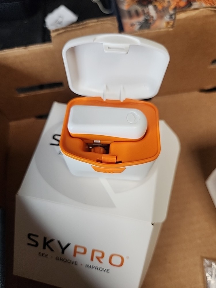 Skypro Golf Swing and Putting Analyzer by SkyGolf. iPhone IOS 8+ or Android 4.1+