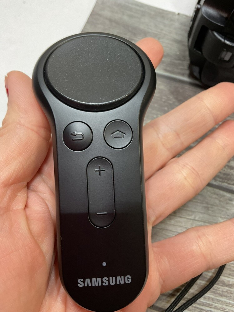 Samsung SM-R324 Gear VR W/Controller Powered by Oculus