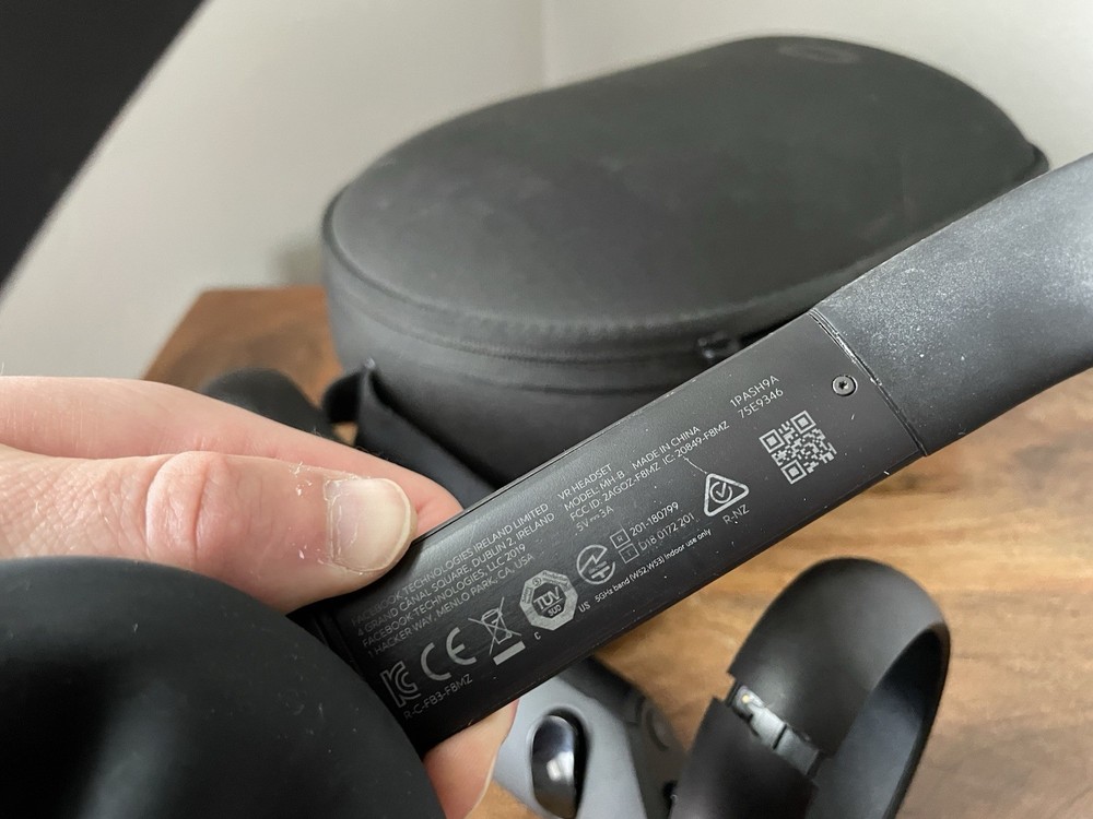 Meta Oculus Quest 1 VR Virtual Reality Headset MH-B Controllers & Case Untested