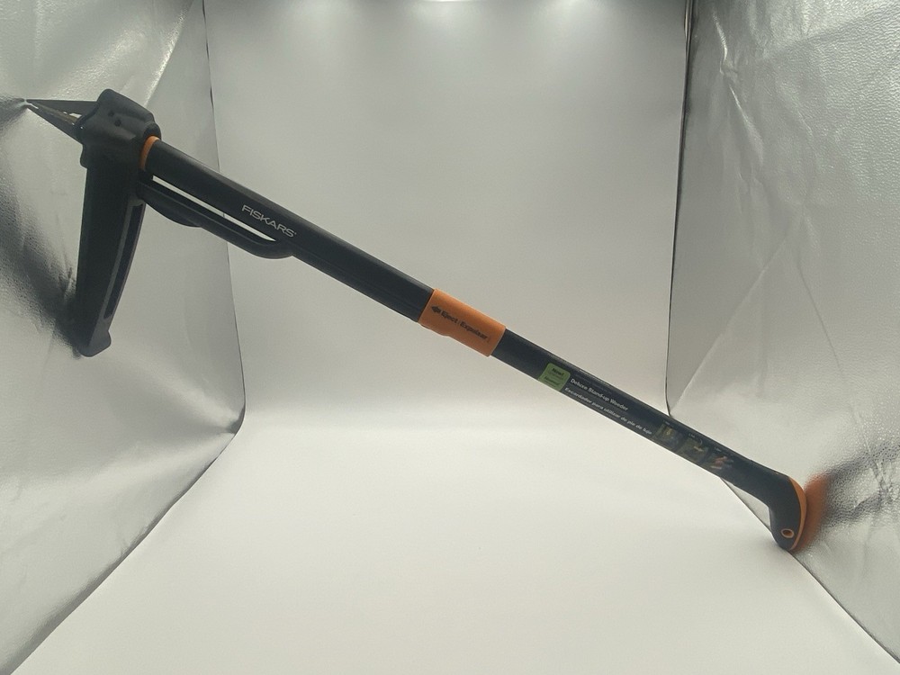 Fiskars 4-Claw Stand-Up Weed Puller, 39" Ergonomic Handle with Easy-Eject