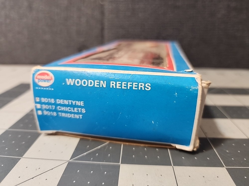 HO Model Power 9016 Dentyne Gum Reefer READ