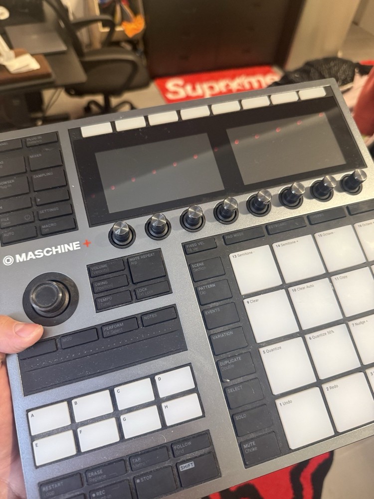 Native Instruments MASCHINE+ Sampler & Sequencer, Touchscreen, 16 Pads, USB