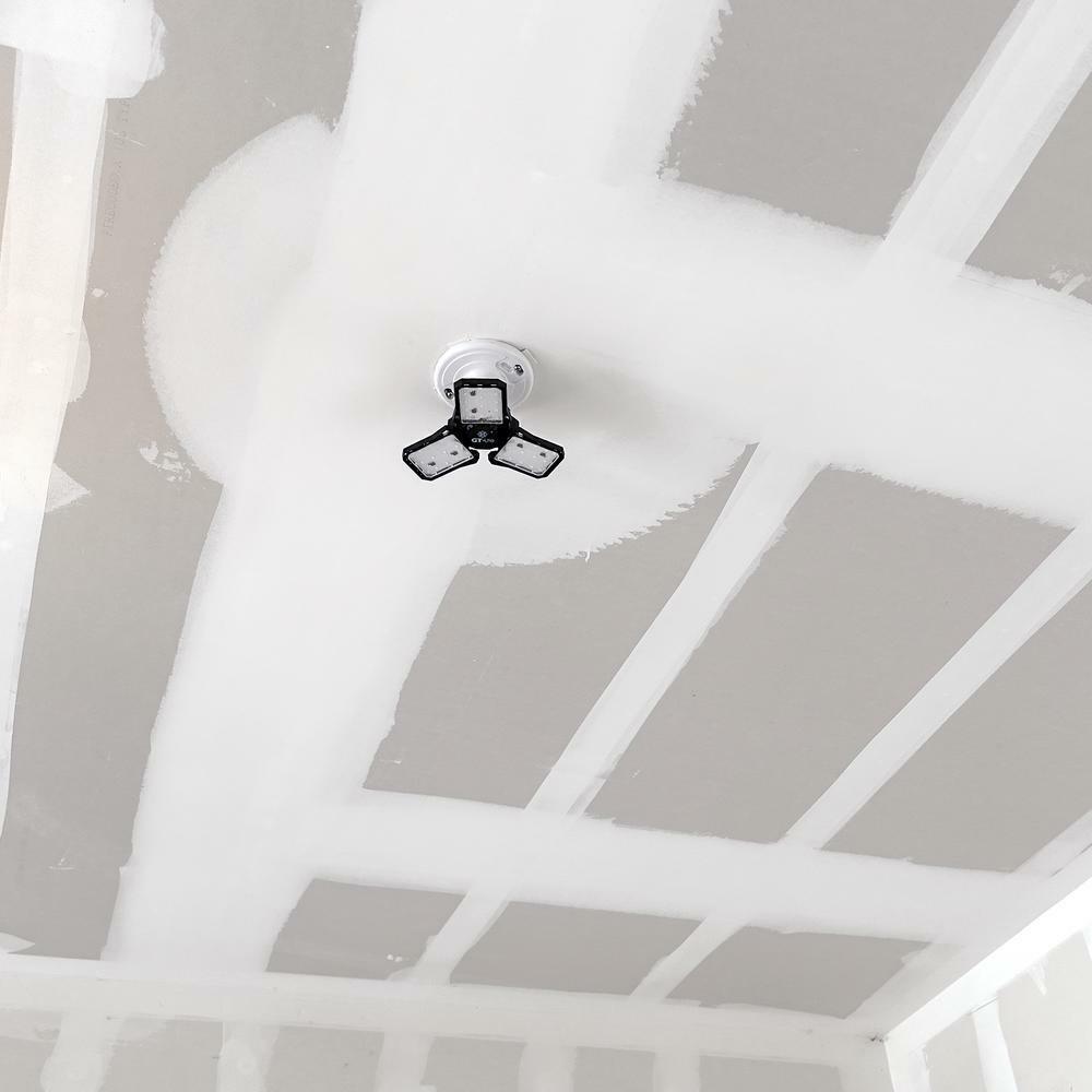 GT-Lite 3000 Lumen 3-Panel Adjustable Daylight 5000K LED Light Bulb 30,000 Hour