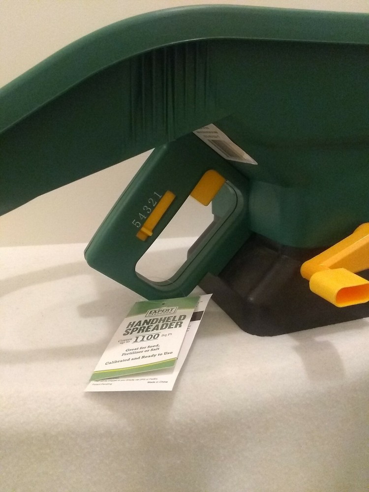 Expert Gardner Handheld Spreader - NWT