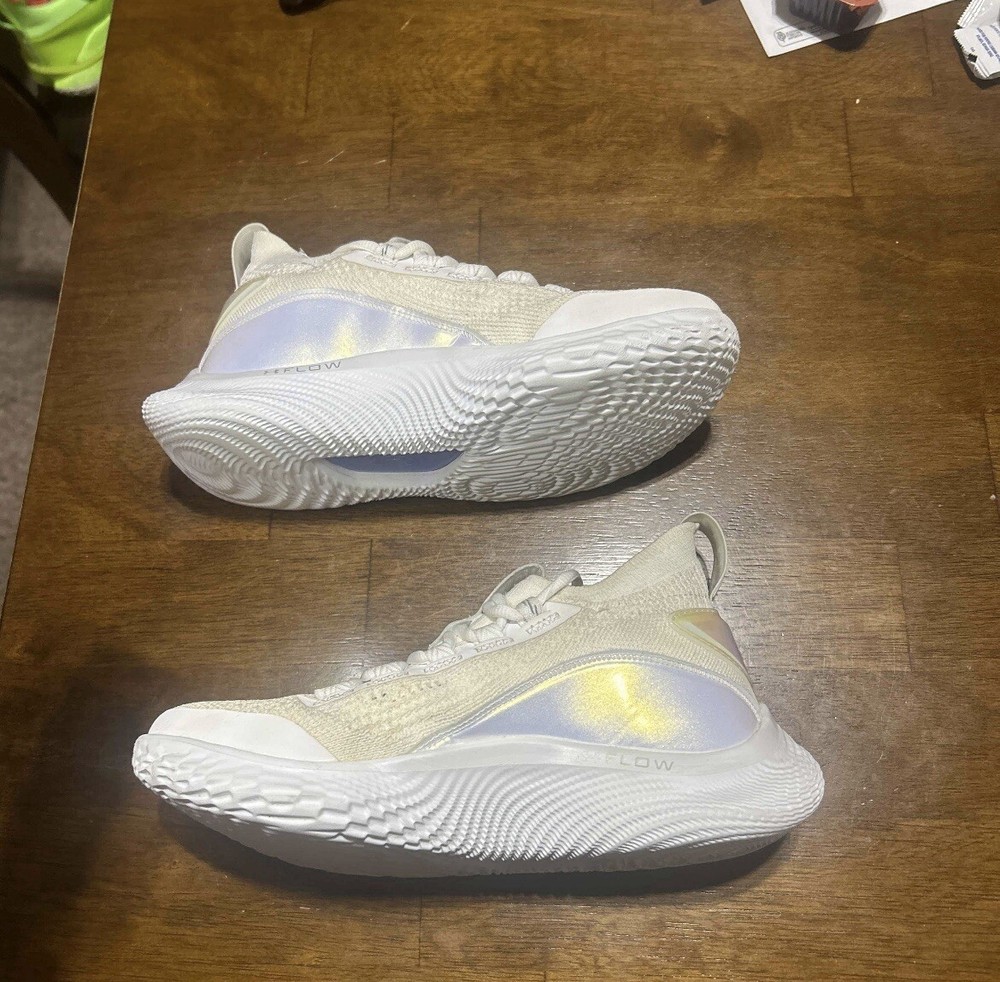 Curry Flow 8 GS 'White Iridescent' US Size 5.5
