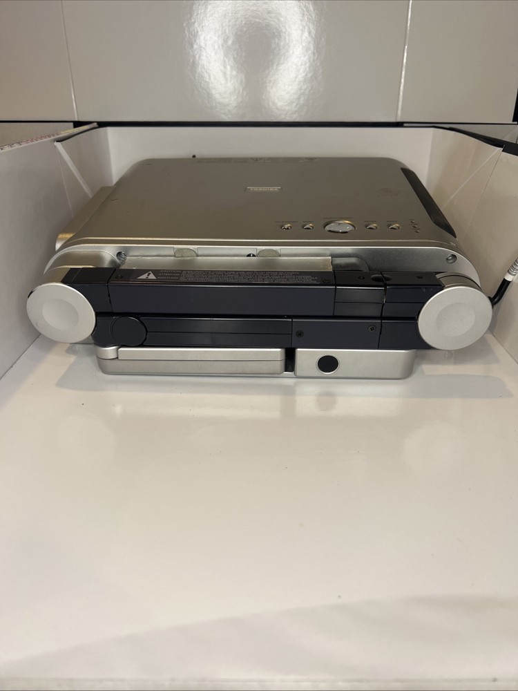 Toshiba TLP-671 LCD Projector