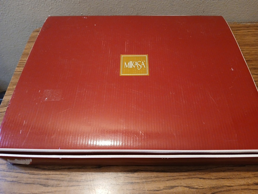 Palatial Holly Platinum Cake Plate & Server by Mikasa