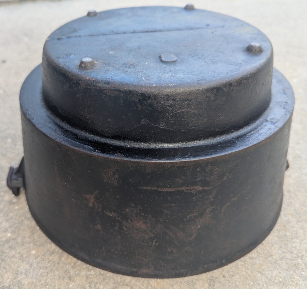 Cast Iron Gate Mark Eccentric Footed Offset Bottom Cowboy Pot Kettle Cauldron #8