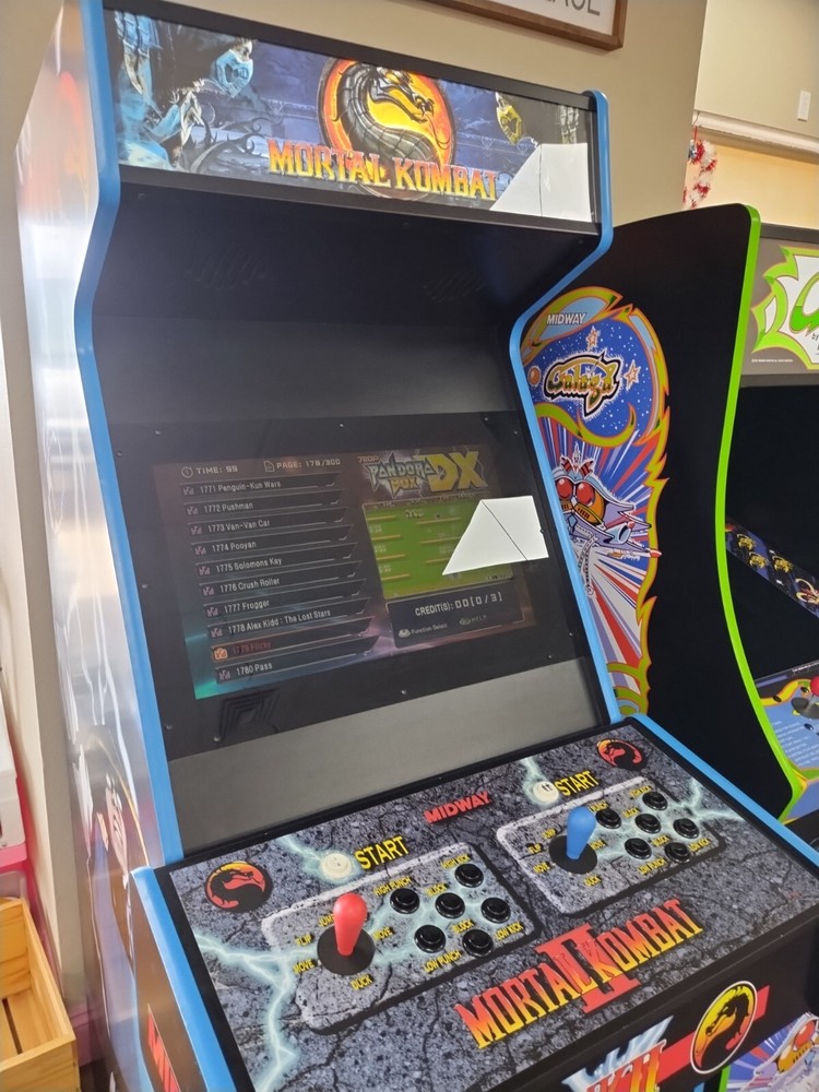 MORTAL KOMBAT II ARCADE MACHINE by MIDWAY 1993 (Excellent Condition)