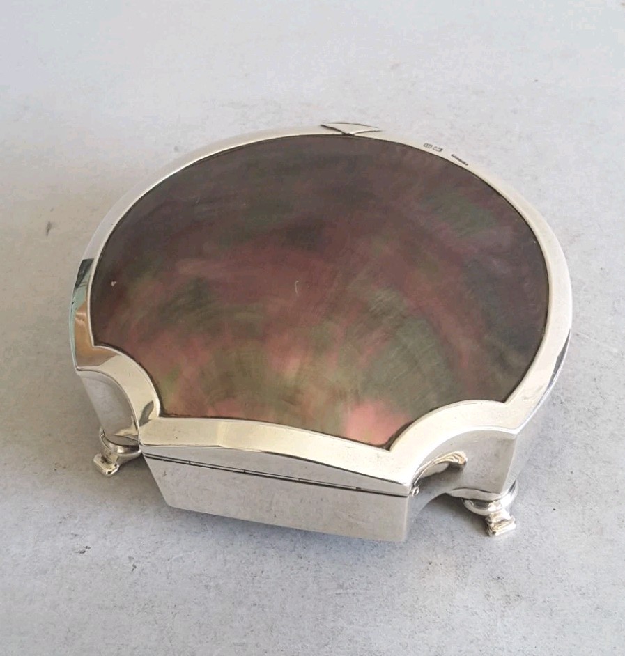 ATTRACTIVE , ANTIQUE SOLID SILVER / SHELL JEWEL BOX . L. 13 cms. LON. 1907