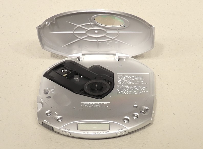 Sony CD Walkman D-E356CK ESPMAX Silver Portable CD Player w/Car Ready Kit & Case