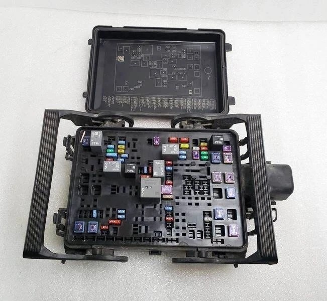 2014-2017 Chevy Silverado 1500 Fuse Box Engine Assembly OEM