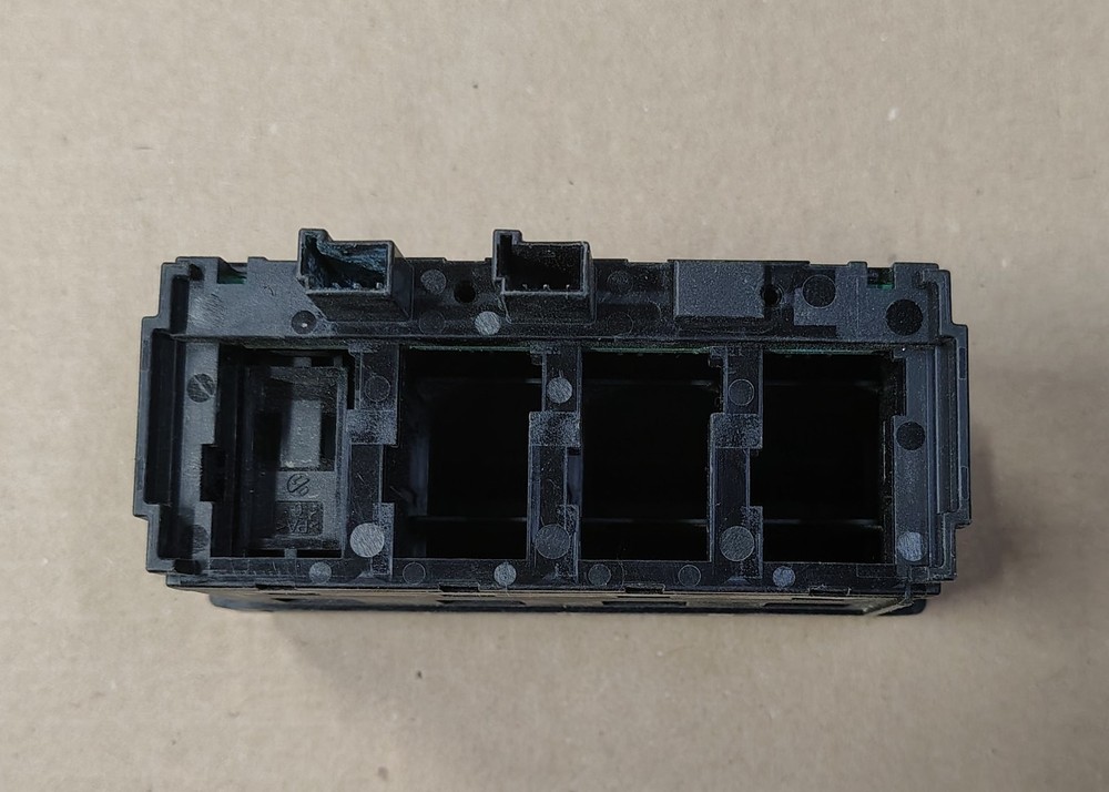 A06-90732-001 MODULE - MODULAR SWITCH FIELD, 4 SWITCH RECEPTACLE, CHROME, P4
