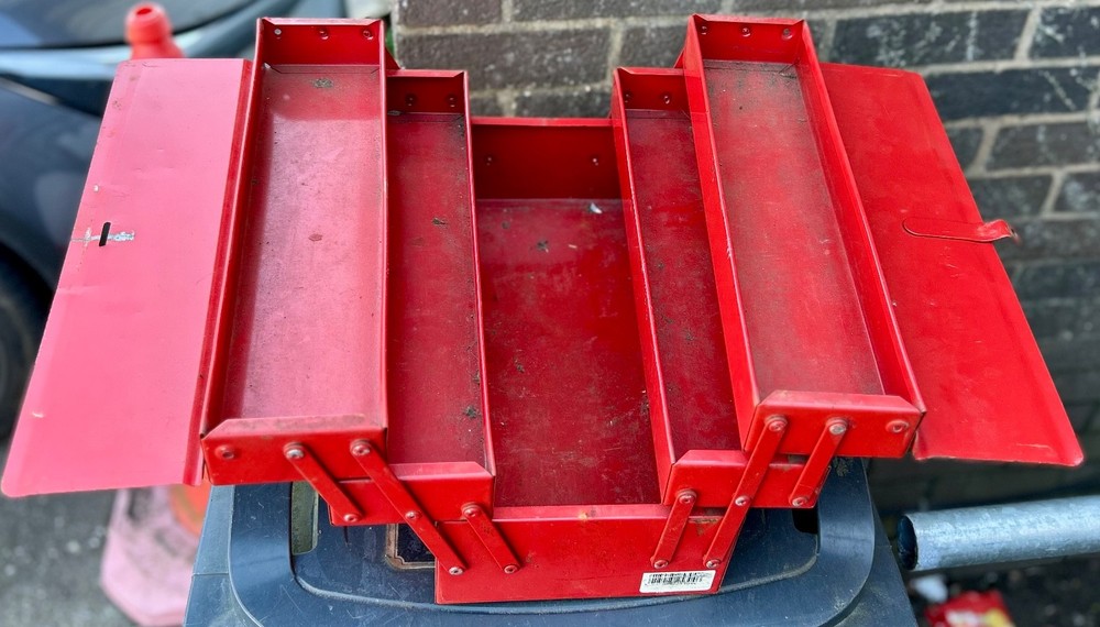 Metal cantilever tool box