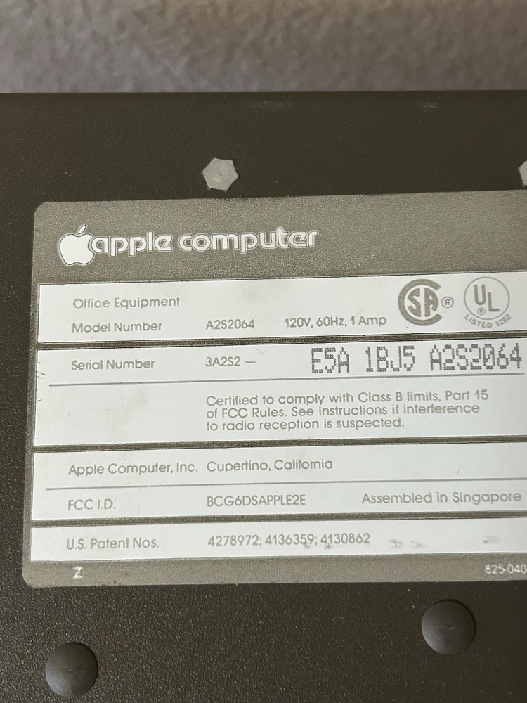 Vintage! 1984 APPLE IIe (A2S2064)COMPUTER **Powers On** Working!! Missing Keys
