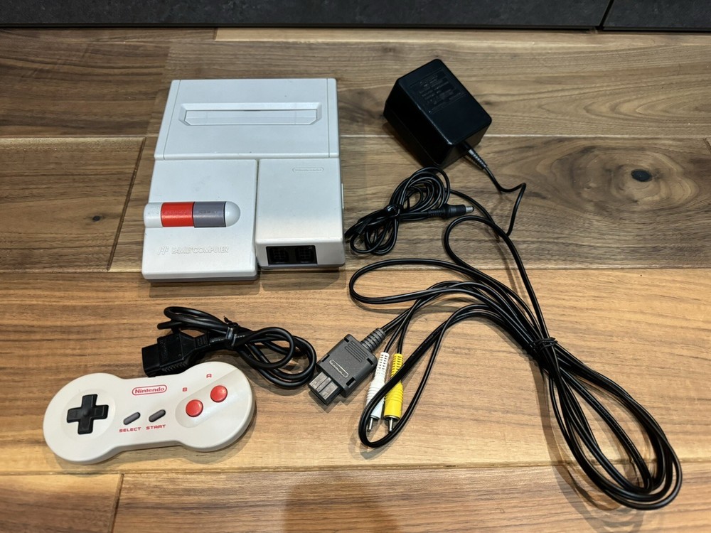 Nintendo Famicom AV Top Loader Family Computer Console OEM + Dog Bone Controller