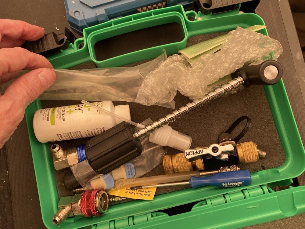 Spectroline EZ-Ject Complete Fluorescent Detection Kit