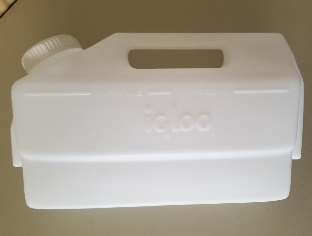 Vtg Igloo Large Refillable Water/Freeze Ice Container Insert. [E2 31]