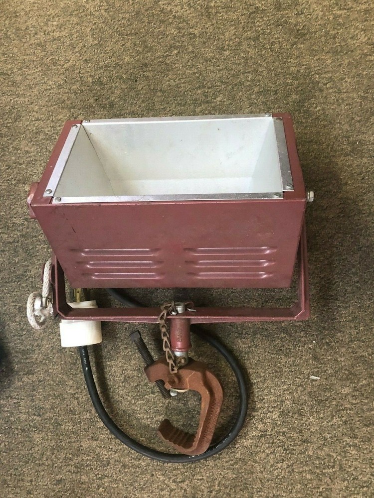 Mole-Richardson TYPE 3211 MOLEQUARTZ BROAD 1000W Reflector Light